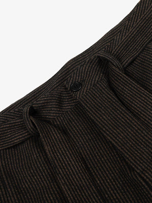 Pantalones plisados de pierna ancha – detalle del cinturón para atar y el botón | XoKool
