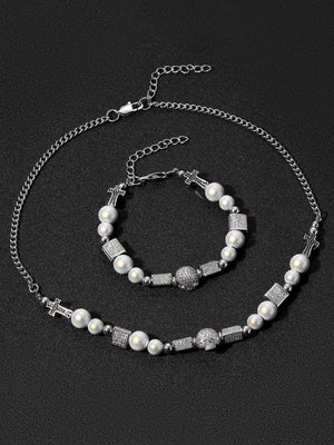 Pulsera de cuentas con cruz de perlas y calavera de strass – con el collar a juego, fondo oscuro | XoKool
