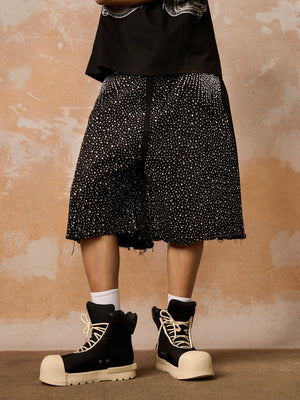 Schwarze Baggy Jorts mit Strass und Raw Hem – am Model, Vorderansicht | XoKool