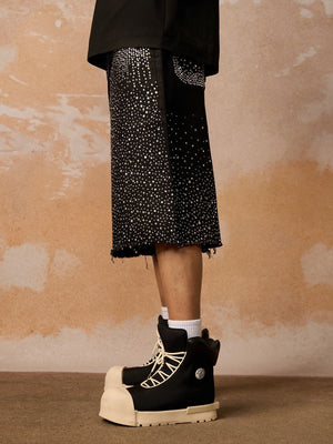 Schwarze Strass-Shorts – am Model, Seitenansicht | XoKool