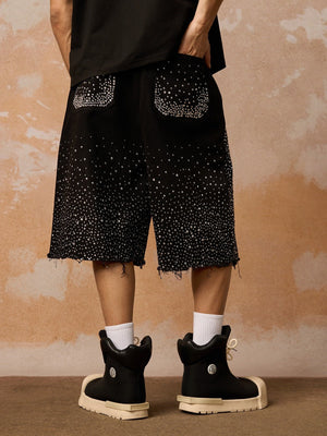 Schwarze Baggy Jorts mit Strass und Raw Hem – am Model, Rückansicht | XoKool