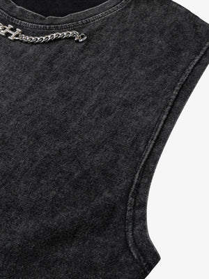 Camiseta sin mangas gótica Heart Break acid wash con cadena – detalle de la sisa y la cadena | XoKool