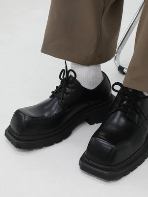 Chunky Derby Schuhe – am Model, schwarz, mit Socken | XoKool