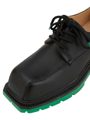 Schwarze Chunky Derby Schuhe mit eckiger Spitze und Profilsohle – Nahaufnahme der Spitze (grüne Sohle) | XoKool