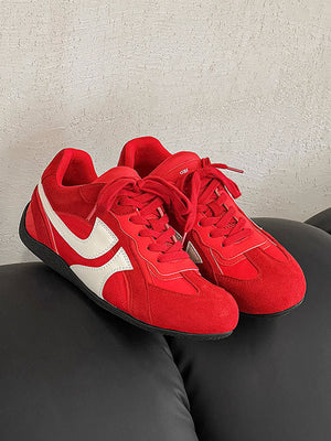 Rote Retro Low Profile Sneaker mit Seitenstreifen – Rot, Paar im Lifestyle-Look | XoKool