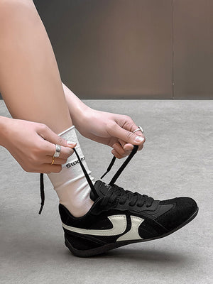 Rote Retro Low Profile Sneaker mit Seitenstreifen – am Model beim Schnüren, Schwarz | XoKool