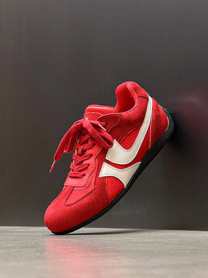 Retro Low Profile Sneaker – Rot, Seitenansicht im Lifestyle-Look | XoKool