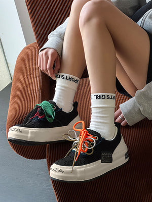 Double lace skate shoes – Black on model, seated | XoKool