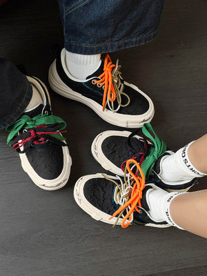 Double lace skate shoes – Black on model, group | XoKool