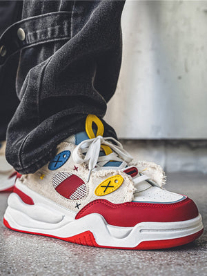 Retro Chunky Sneakers – Rot am Model, Nahaufnahme | XoKool