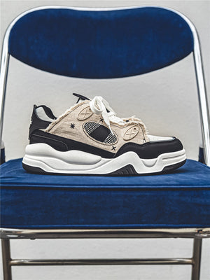 Retro Chunky Sneaker mit ausgefranstem Patchwork – Schwarz auf dem Stuhl | XoKool
