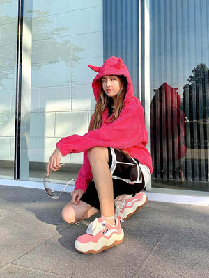 Chaqueta con capucha con cuernos de diablo – rosa en modelo mujer, foto urbana | XoKool
