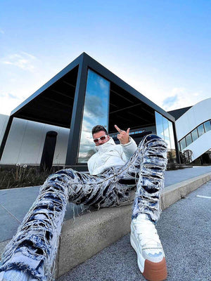 Jeans deshilachados con efecto bleach – foto urbana, sentada | XoKool