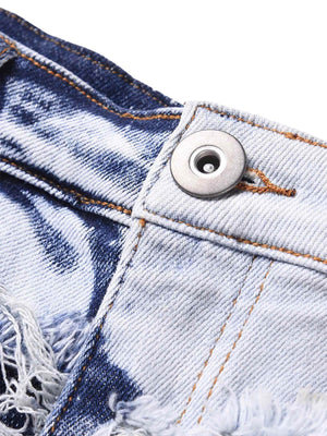 Jeans apilados deshilachados con efecto bleach – detalle del botón | XoKool