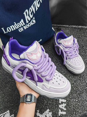 Skate Schuhe mit Blitz – Flieder-Lila in der Hand gehalten | XoKool