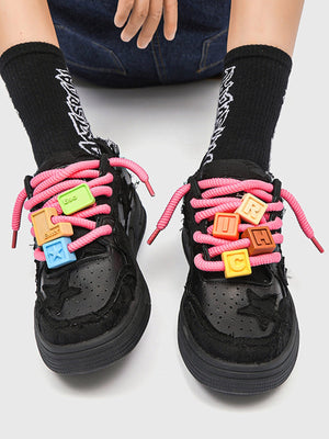 Zapatillas skate negras con estrellas – en modelo con cordones rosas | XoKool
