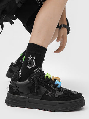 Zapatillas skate negras con estrellas – en modelo | XoKool