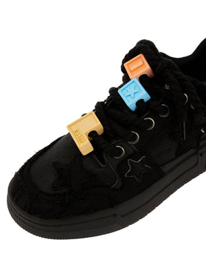 Zapatillas skate negras con estrellas – plano cercano de la punta con charms de letras | XoKool