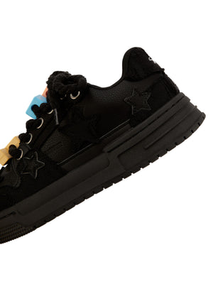 Zapatillas skate negras con estrellas – plano cercano lateral | XoKool