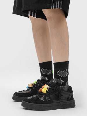 Zapatillas skate negras desgastadas con parches de estrella – en modelo | XoKool