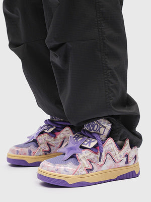 Zapatillas skate de tweed morado con parche de estrella – en modelo, de pie | XoKool