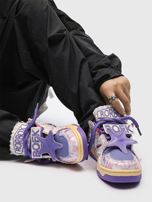 Zapatillas skate de tweed morado con parche de estrella – en modelo, sentado | XoKool