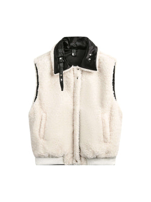 Reversible Wear Sherpa Vest Cozy Two-in-One Style Stay versatile with the Reversible Wear Sherpa Vest. Designed for comfort and style, this two-in-one piece features a cozy sherpa side and a sleek reverse for any look. Key Features: Material: Soft Sherpa