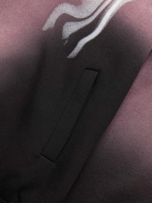 Hoodie aerografiado – negro, detalle del bolsillo | XoKool
