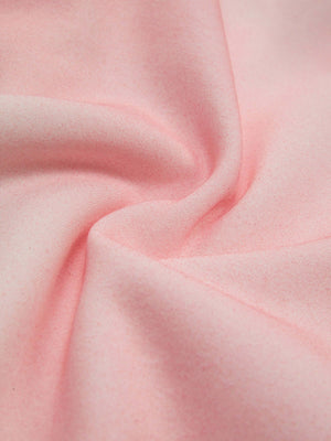 Hoodie con degradado aerografiado y letras de llamas – detalle de la tela rosa | XoKool