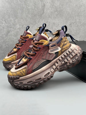 Distressed Chunky Sneaker in Burgunder Multicolor – Paar, gestapelt | XoKool