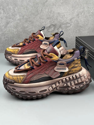 Distressed Chunky Sneaker in Burgunder Multicolor – Paar auf der Box, Seitenansicht | XoKool
