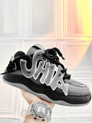 Glow Graffiti Sneakers – Schwarz in der Hand gehalten | XoKool