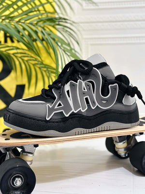 Glow Graffiti Sneakers – Schwarz auf dem Skateboard | XoKool