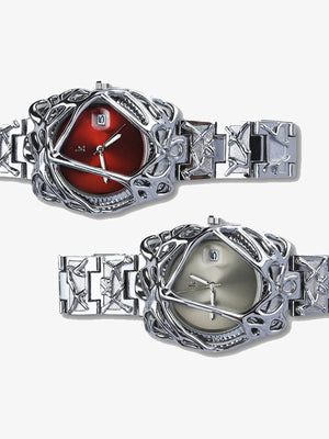 Abstrakte Uhr mit Molten-Frame in Silber – Rot und Champagner, Flat Lay | XoKool