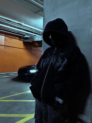 Hoodie con pasamontañas – en modelo, en un parking | XoKool