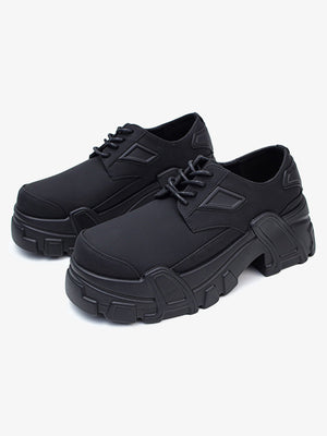 Zapatos chunky con plataforma y suela con tacos, todo negro – par negro, frontal 3/4 | XoKool