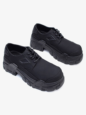 Zapatos chunky con plataforma y suela con tacos, todo negro – par, frontal y lateral | XoKool