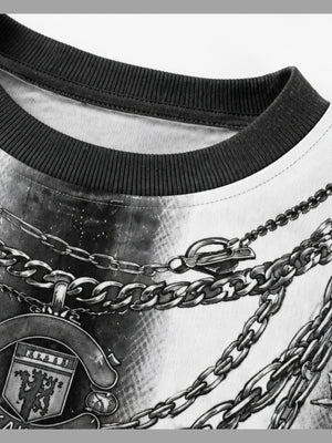 Camiseta de manga larga con estampado integral y gráfico de cadena – detalle del cuello y del estampado de cadena y escudo | XoKool