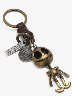 Schlüsselanhänger Totenkopf in antikem Bronze mit Lederschlaufe – Produktansicht flach auf Weiß | XoKool