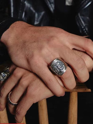Ring mit ägyptischer Münze in antikem Silberton – an der Hand des Models | XoKool