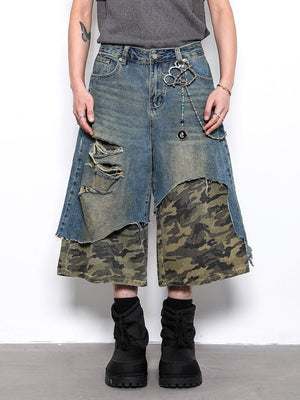 Asymmetrische Distressed Jorts mit Camo-Layer – am Model, Vorderseite | XoKool