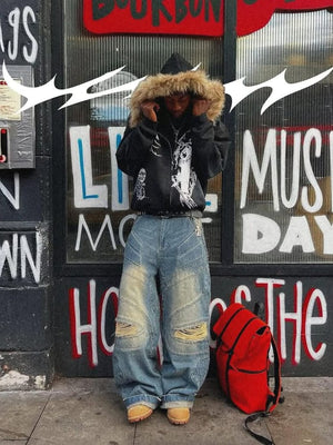 Baggy Biker Jeans mit zerrissenen Knien – Streetfoto mit Blitz-Grafik | XoKool
