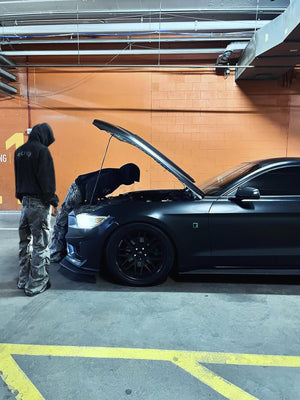 Grey Cargo Jeans – street photo, car garage | XoKool