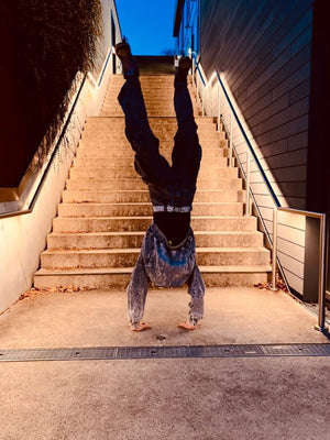 Grey Cargo Jeans – street photo, handstand | XoKool