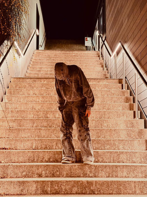 Grey Cargo Jeans – street photo, orange filter | XoKool