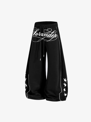 Baggy Trainingshose mit Schriftzug- und Stern-Print – Schwarz, vorne schräg | XoKool