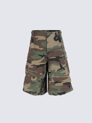 Baggy Cargo Shorts in Woodland Camo mit offenem Saum – Camo, Vorderansicht flach | XoKool