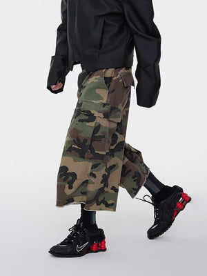 Cargo Shorts in Woodland Camo – am Model, hintere Seitenansicht | XoKool