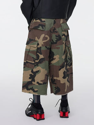 Baggy Cargo Shorts in Woodland Camo mit offenem Saum – am Model, vorne | XoKool