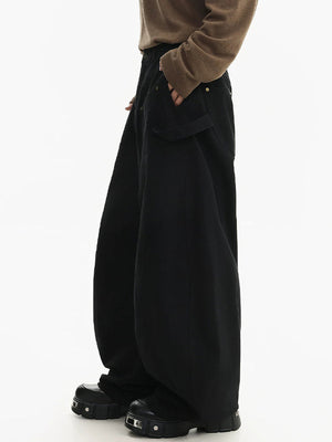 Carpenter pants – Black, on model side | XoKool